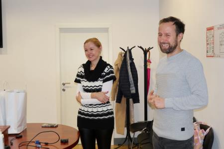 Župan in direktorica med sproščenim pogovorom s prostovoljci s